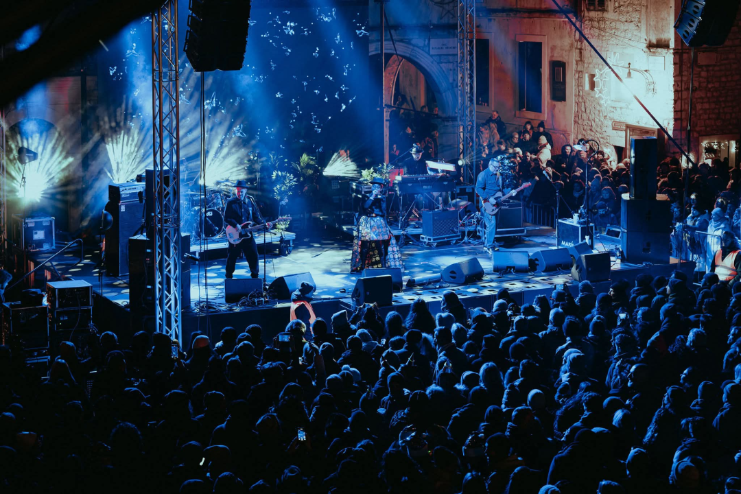 FOTO Šibenčani i gosti guštali u najluđoj noći na nekoliko lokacija, nije ih omela ni hladnoća