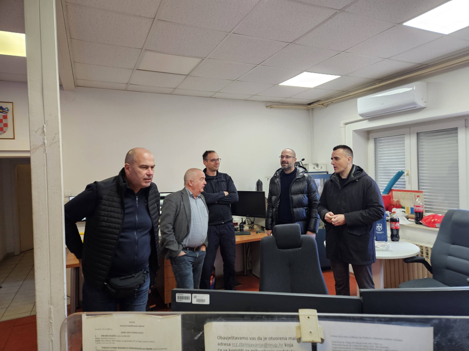 FOTO Rakić i Mileta posjetili hitne i dežurne službe koje su i noćas imale puno posla