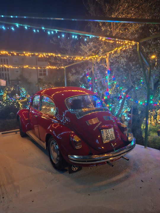 Obnovljena Buba atrakcija blagdanski uređenog dvorišta obitelji Vlahov na Srimi