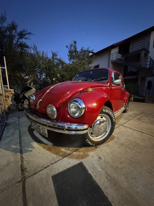 Obnovljena Buba atrakcija blagdanski uređenog dvorišta obitelji Vlahov na Srimi