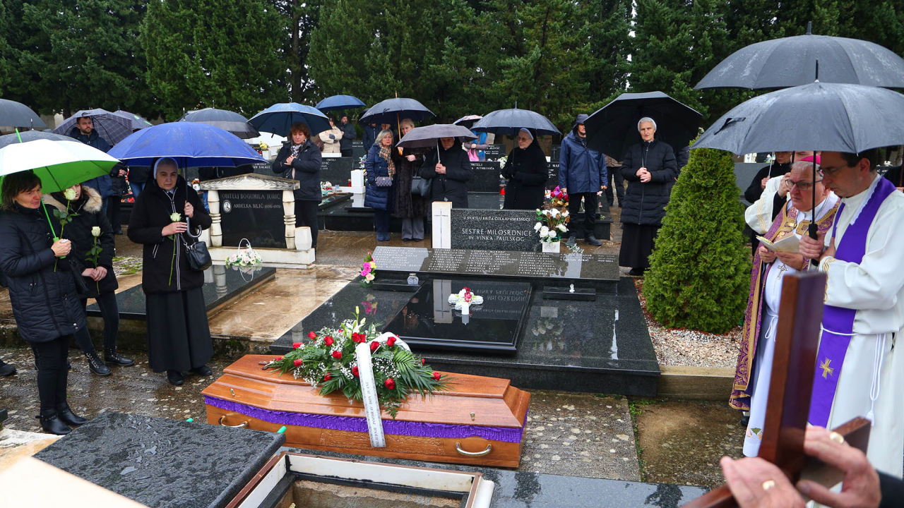 Don Ivan Rojko pokopan u svećeničku grobnicu na Gradskom groblju Kvanj