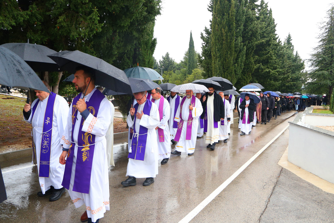 Don Ivan Rojko pokopan u svećeničku grobnicu na Gradskom groblju Kvanj