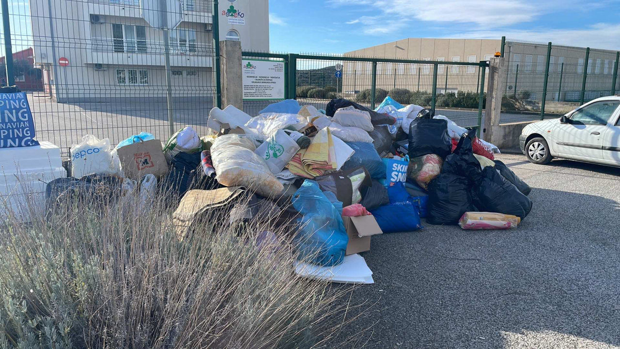 FOTO AS Eko ne želi primiti prikupljenu hranu i deke za pse: 'Idemo u Knin i Zadar ali trebaju nam auti ili kombi'