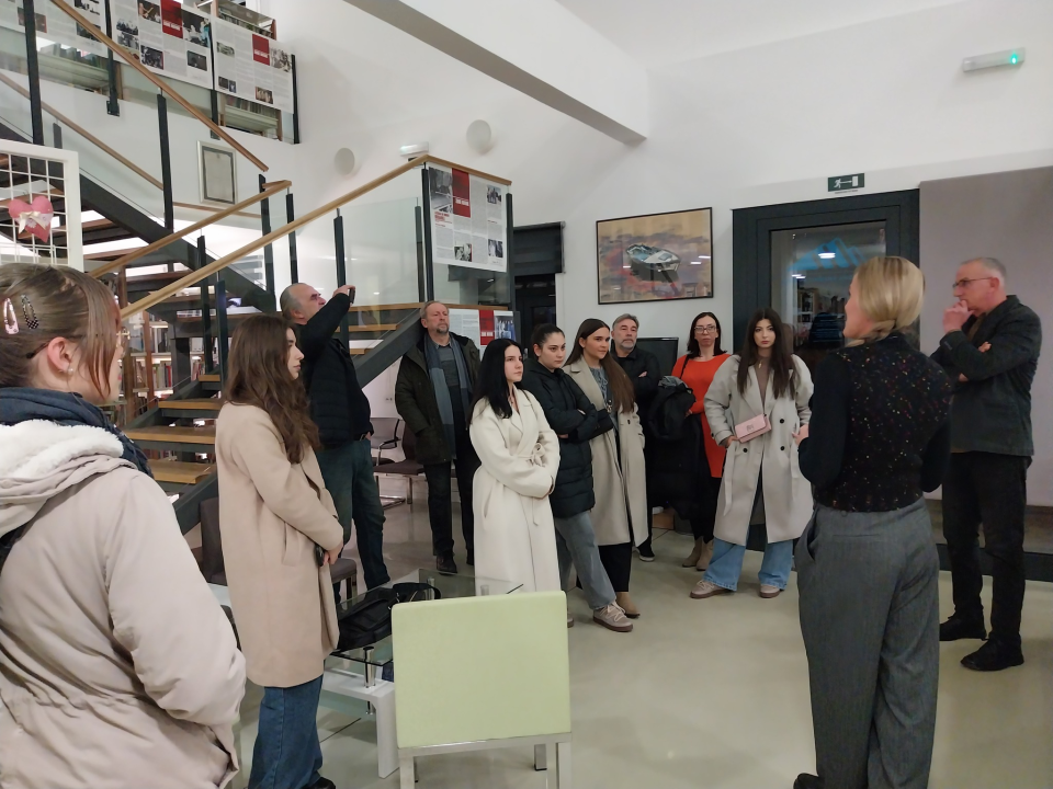 Otvorena izložba zidnih novina posvećena kninskom rock & rollu