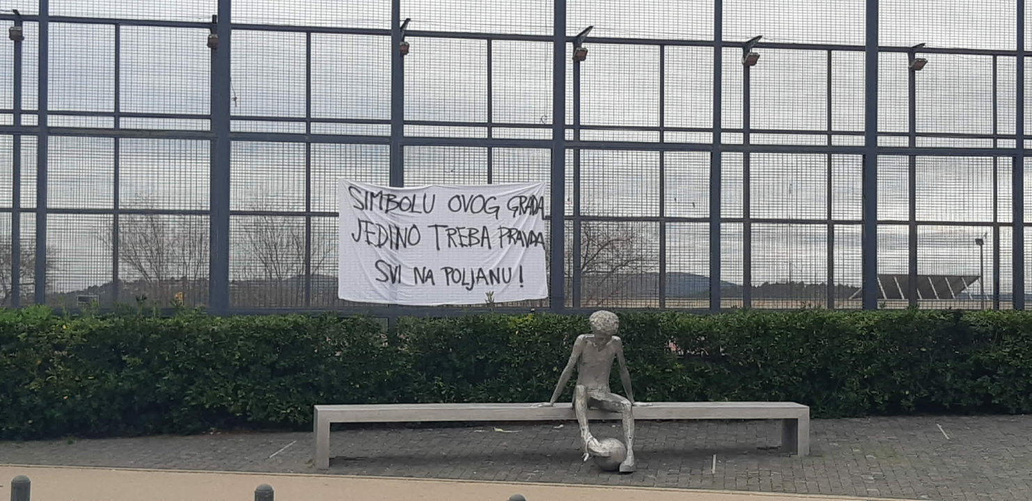 FOTO 'Šibenčani na noge' – Funcuti po gradu izvjesili transparente kojima pozivaju na subotnji mirni skup za spas HNK Šibenika