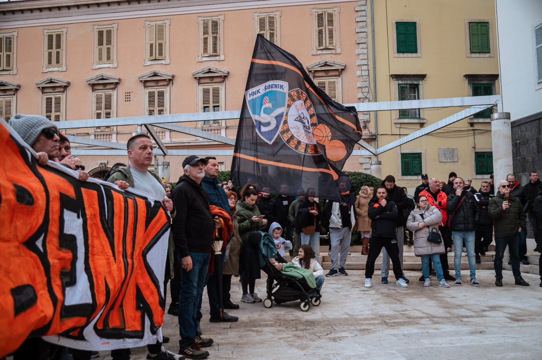 FOTO Funcuti ispred Grada odbili prihvatiti gašenje Šibenika: 'Šta će nam rotori kad nam odu dica?'