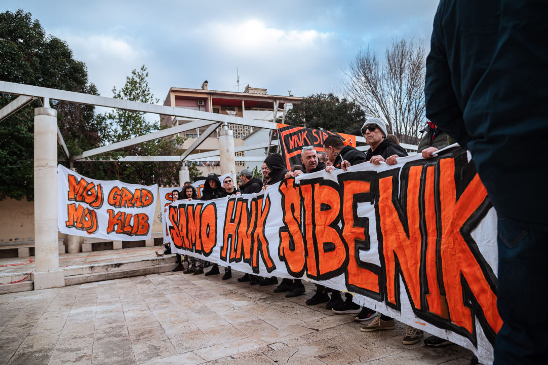 FOTO Funcuti ispred Grada odbili prihvatiti gašenje Šibenika: 'Šta će nam rotori kad nam odu dica?'