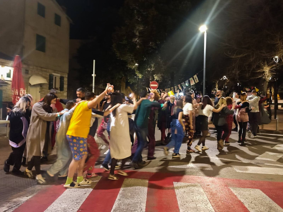 Cilo selo u pidžamama: Vodički pokladi počeli velikim partijem za sve generacije