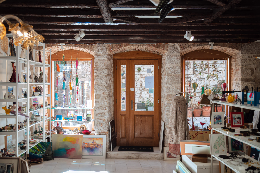 FOTO Otkrijte novu keramiku, odlične popuste na modne kolekcije i pogodnosti Silver kartice u Galeriji Juraj Dalmatinac!