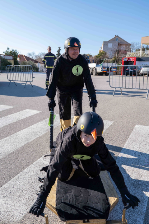 Vodička pokladna tradicija: 3 velika praščića pobjednici trke karića na balinjere