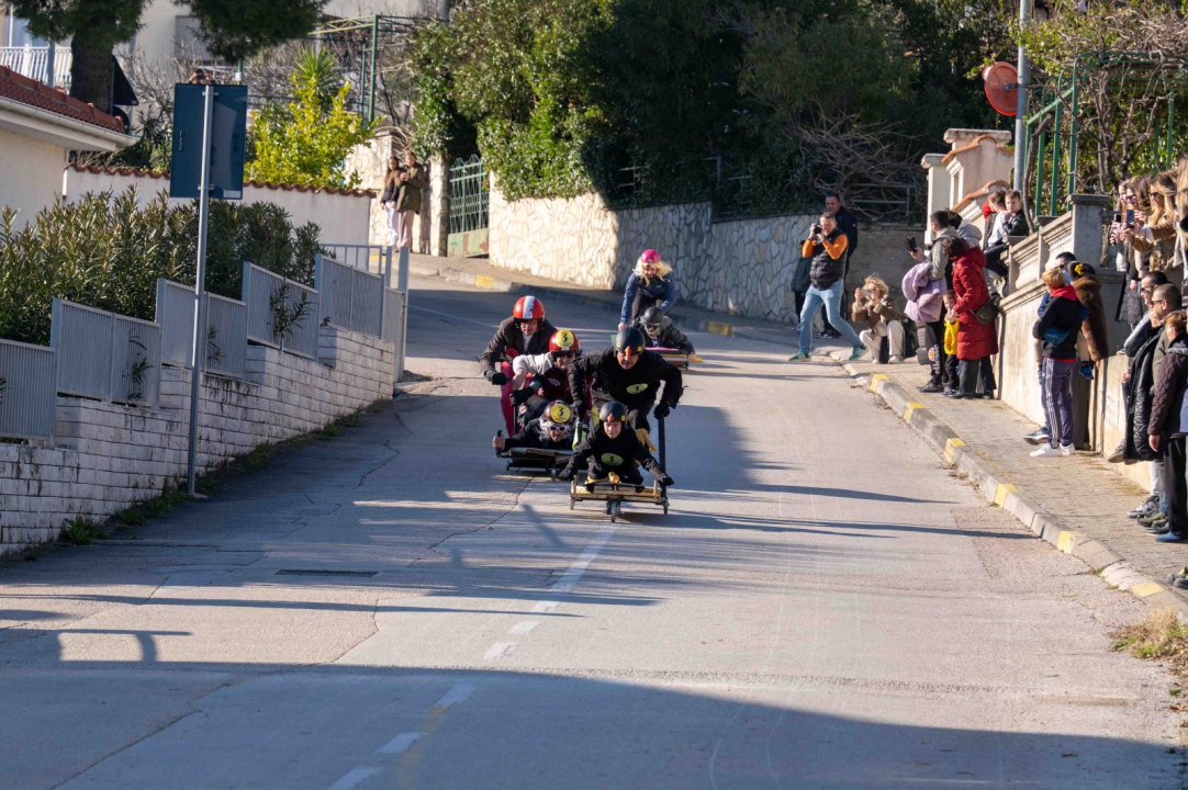Vodička pokladna tradicija: 3 velika praščića pobjednici trke karića na balinjere