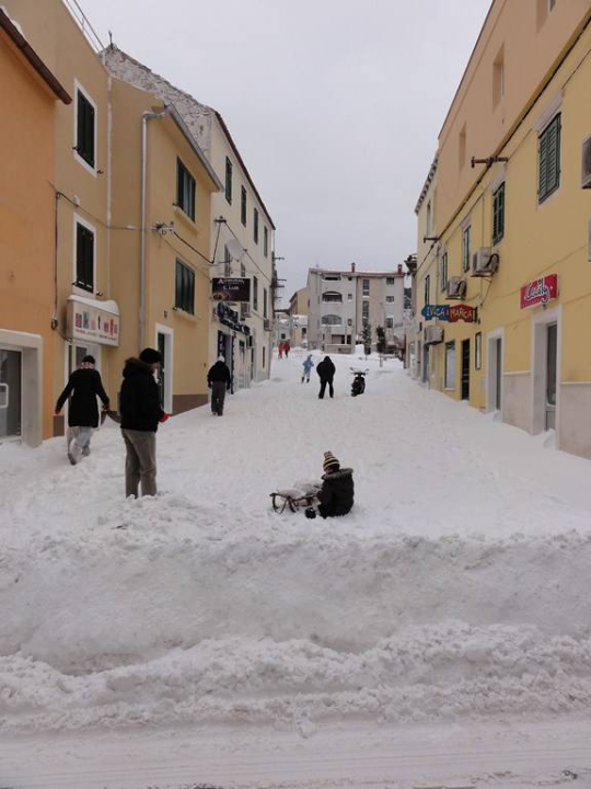 Prije 14 godina Šibenik je bio potpuno zatrpan snijegom