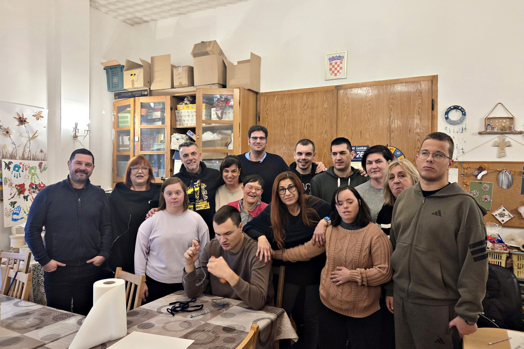 Slučajni susret doveo do lijepe suradnje: Sarajevski slikar posjetio šibenske 'Kamenčiće'