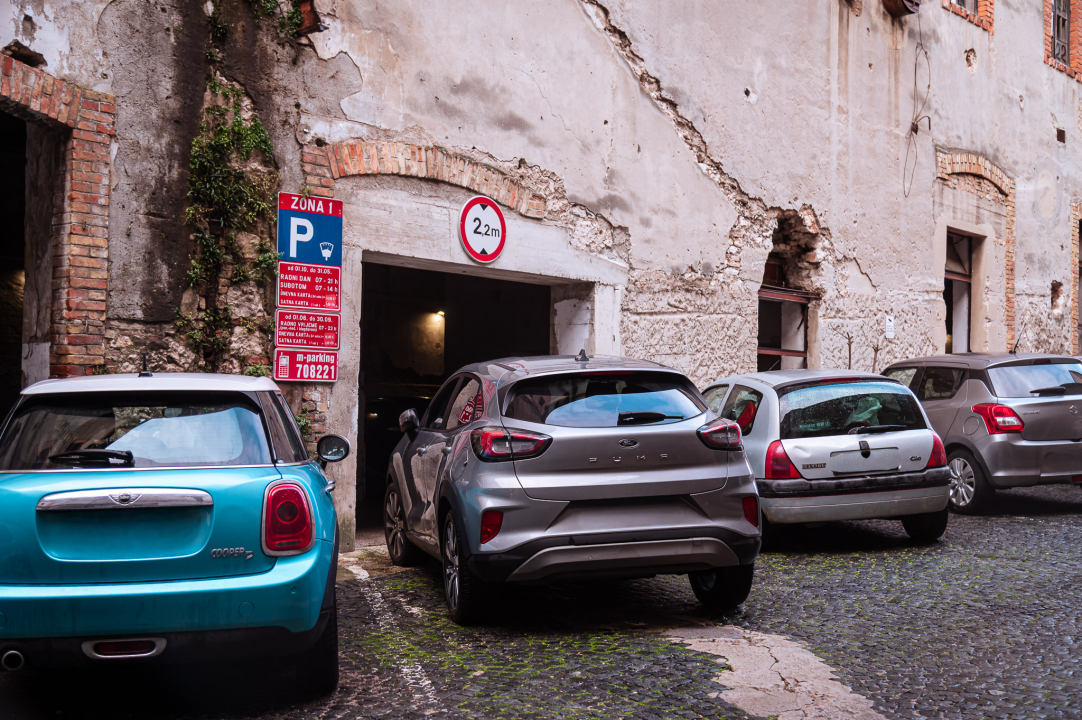 Ovako se to ne radi: Parkiran automobil blokirao ulaz u Šarinu pekaru