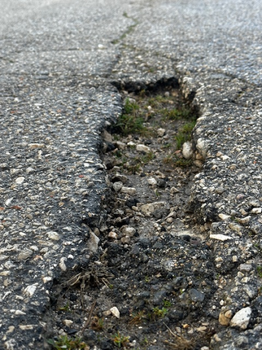 Mještani šibenskog zaleđa očajni zbog stanja ceste: 'Rupe se zakrpaju, obećanja ponove, a asfalt – i dalje čeka'