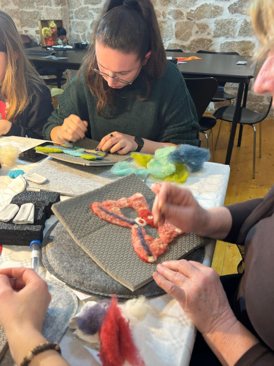 Radionica izrade maski filcanom vunom održana u Art Podrumu