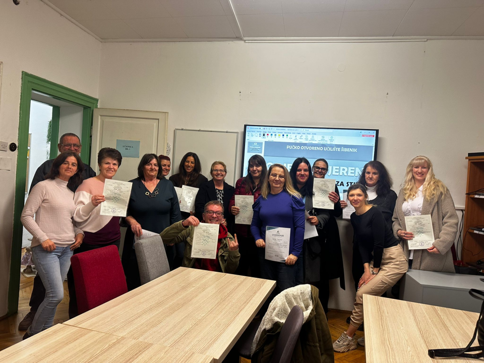 FOTO Ulaganje u znanje se isplati: Polaznici POU Šibenik uspješno završili programe i primili svoja uvjerenja