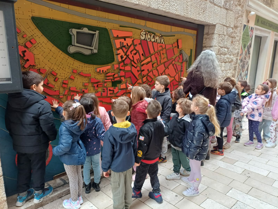 FOTO Mališani iz vrtića Pčelica u prigodnoj šetnji učili o poznatim Šibenčankama