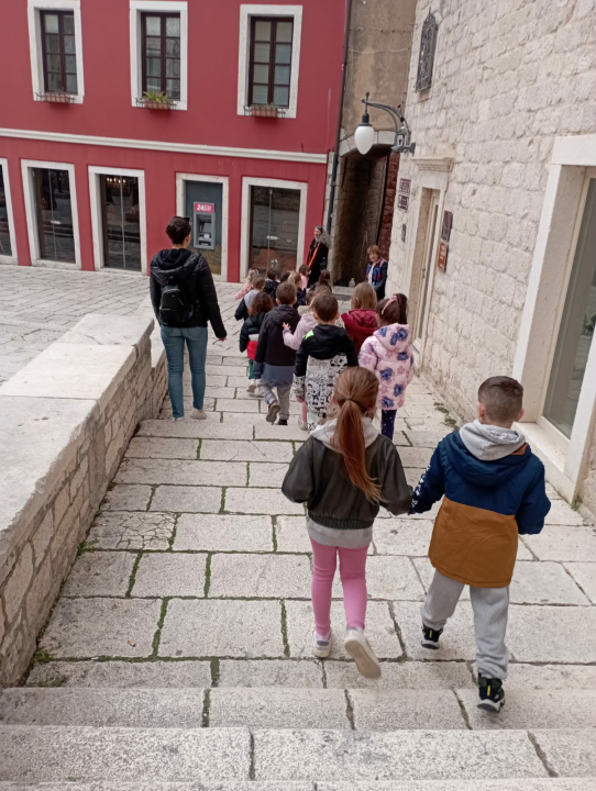 FOTO Mališani iz vrtića Pčelica u prigodnoj šetnji učili o poznatim Šibenčankama