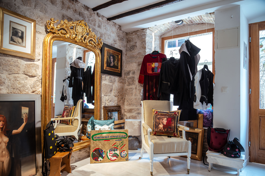 FOTO Proljeće u zraku, a novi komadi i popusti u Galeriji Juraj Dalmatinac!