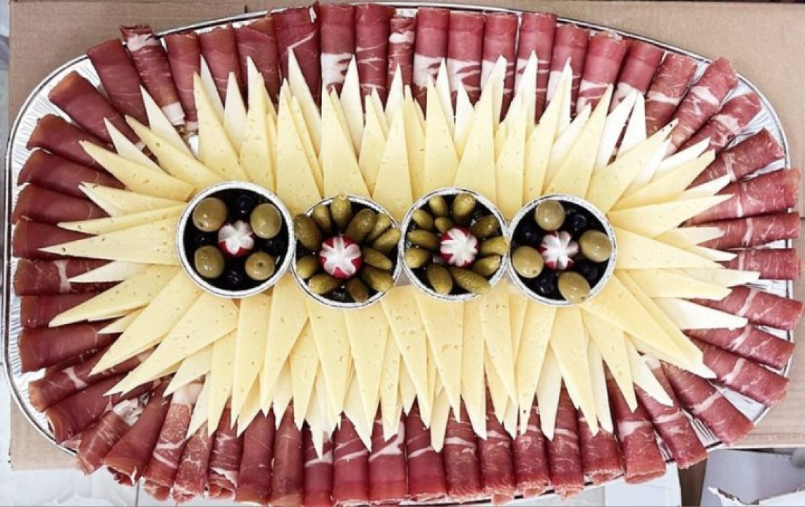 FOTO Jaja, pivci, šunka… Za ukusni blagdanski ručak opremite se u Petrović Delikatesama!