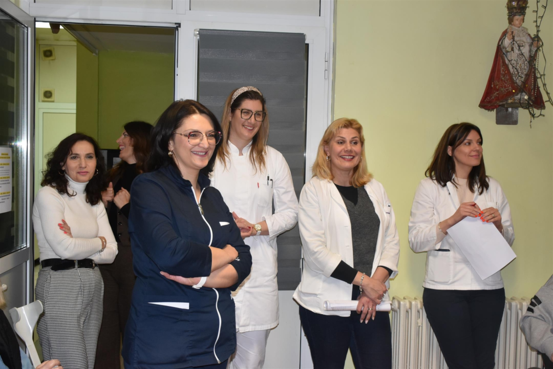 FOTO Župan Rakić posjetio korisnike Cvjetnog doma, podijelio im uskrsne pogače