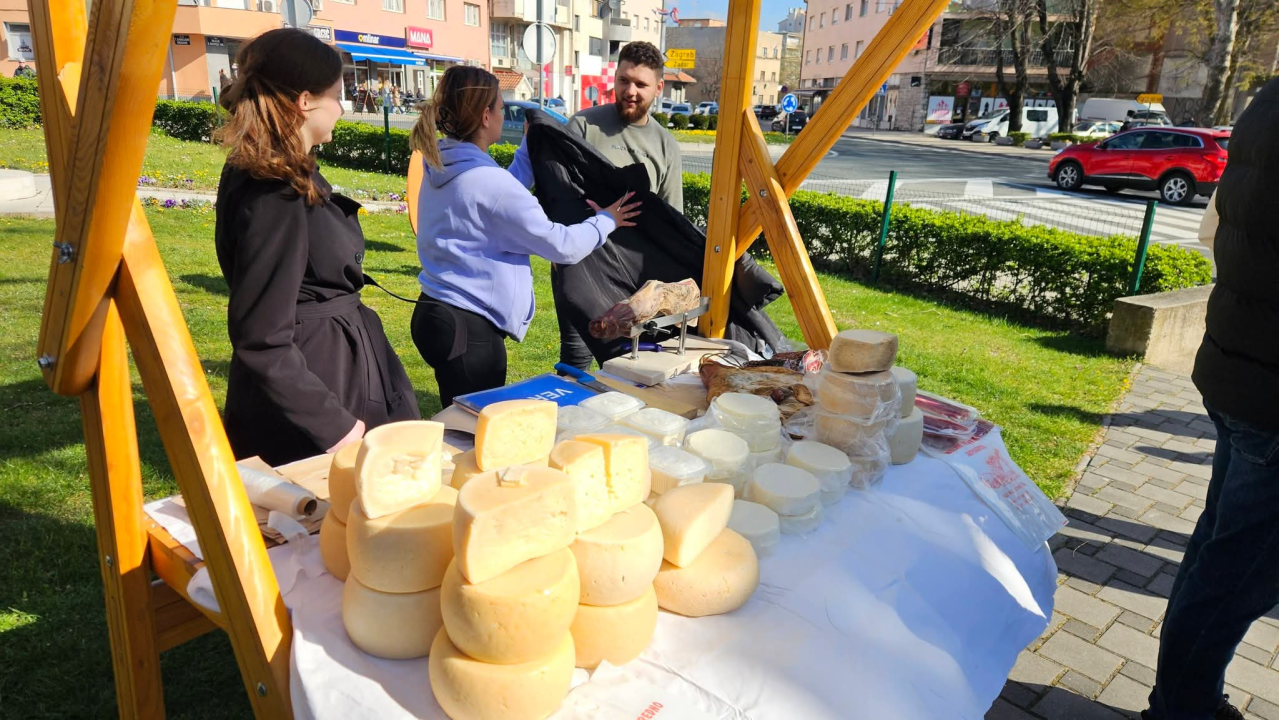 Od meda, pogača do dekoracija: Bogata ponuda na uskrsnom sajmu u Kninu