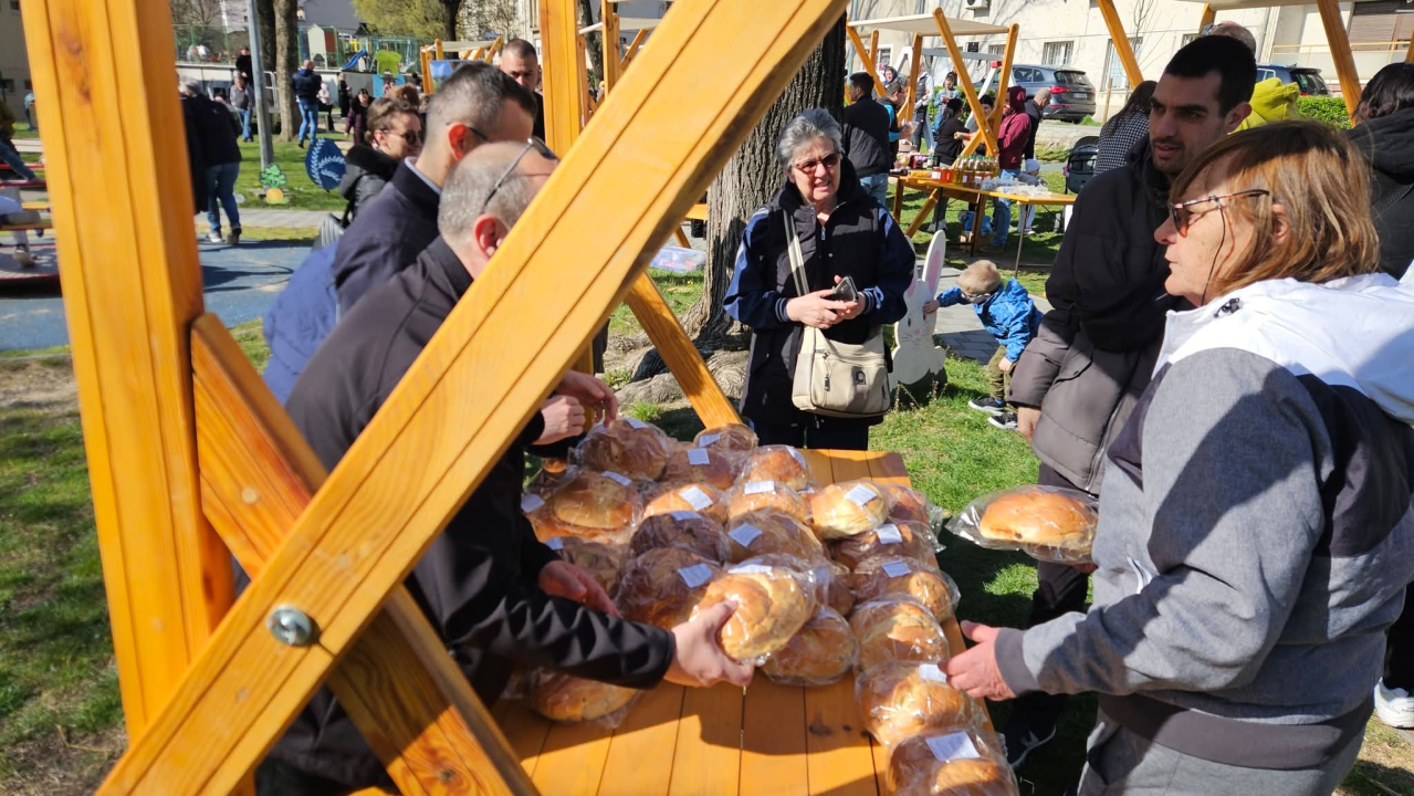 Od meda, pogača do dekoracija: Bogata ponuda na uskrsnom sajmu u Kninu