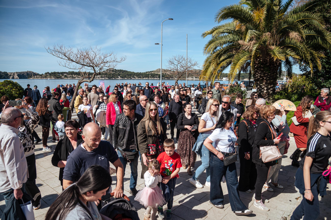 FOTO Obrtnici i ove godine pripremili uskrsni doručak u Šibeniku, glavna zvijezda bila je mega fritaja