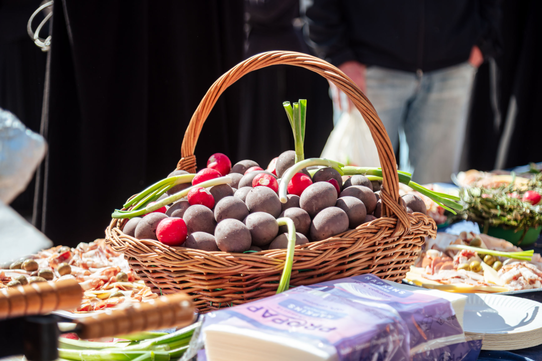 FOTO Obrtnici i ove godine pripremili uskrsni doručak u Šibeniku, glavna zvijezda bila je mega fritaja