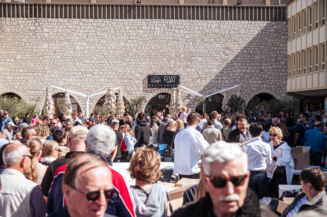 FOTO Obrtnici i ove godine pripremili uskrsni doručak u Šibeniku, glavna zvijezda bila je mega fritaja