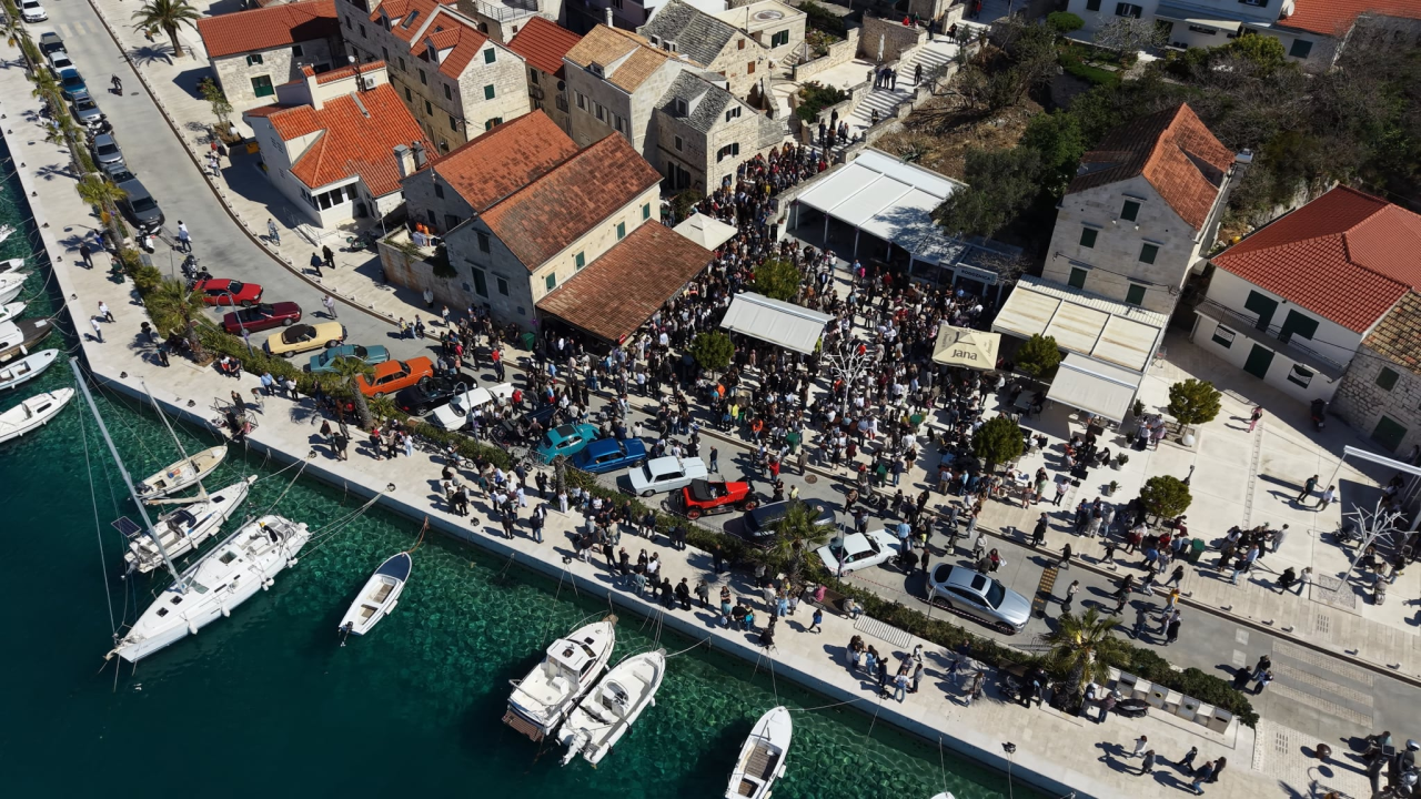 Uskrs u Rogoznici donio spoj tradicije i gastronomije: Izložba oldtimera oduševila mještane i goste
