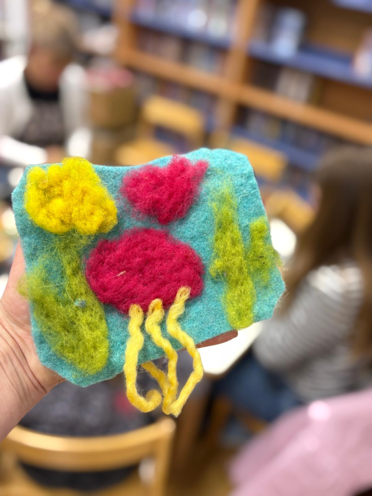 Mali kreativci u šibenskoj knjižnici od vune izrađivali 'Robertov morski ekosustav' 