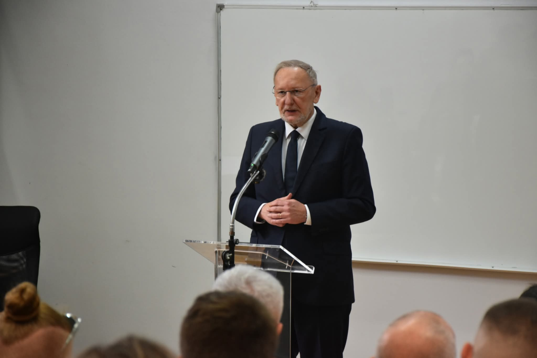 Ministar Božinović sa studentima VUŠ-a razgovarao dva sata, bez galame. Evo o čemu.