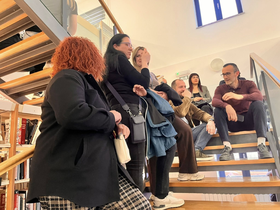 Mićo Samardžija u kninskoj knjižnici predstavio ‘Vodič po Kninu i okolici za avanturiste i fotografe’