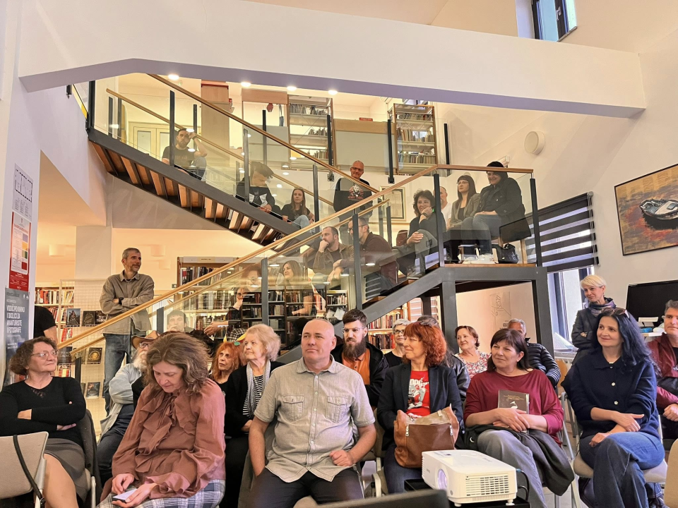 Mićo Samardžija u kninskoj knjižnici predstavio ‘Vodič po Kninu i okolici za avanturiste i fotografe’