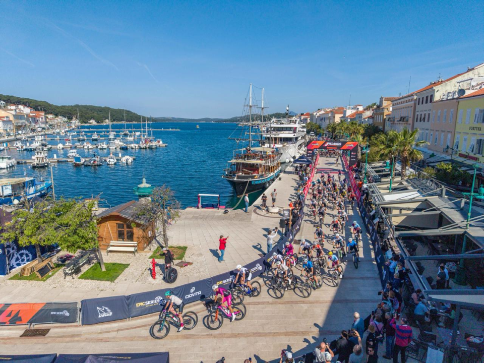 FOTO Vodički biciklisti osvojili jednu mušku i jednu žensku kategoriju na utrci '4Islands Epic'