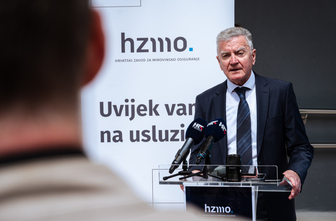 FOTO Burić i Rakić zadovoljni obnovljenom zgradom 'mirovinskog'. A građani? – 'Najviše se veselim liftu!'