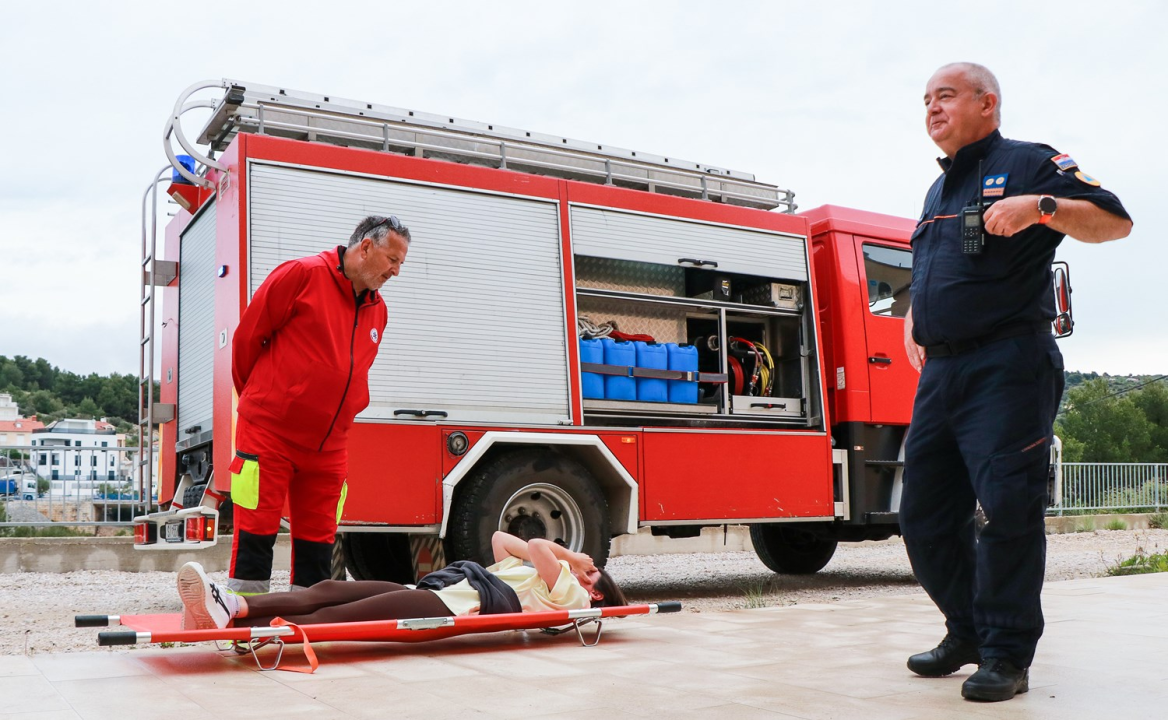 Vatrogasci uspješno evakuirali učenike i djelatnike OŠ Primošten