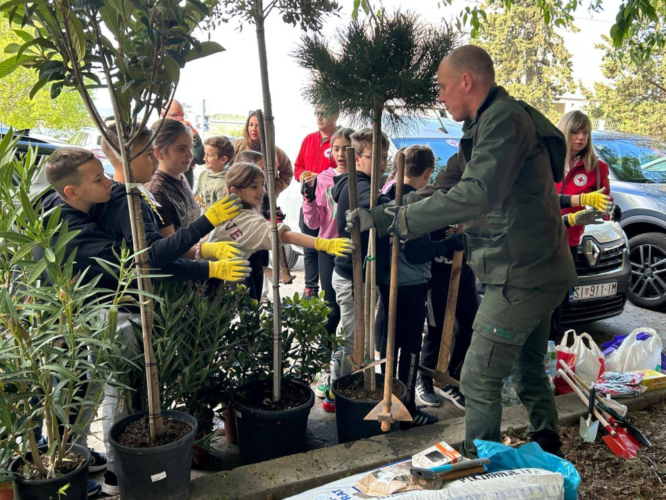 Učenici OŠ Jurja Šižgorića u školskom dvorištu sadili biljke