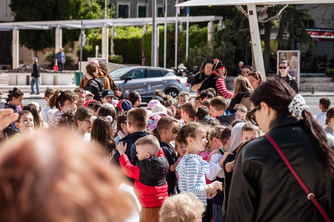 FOTO Građanima na Poljani podijeljeno 2000 sadnica cvijeća, predškolci uživali u edukativnim predstavama