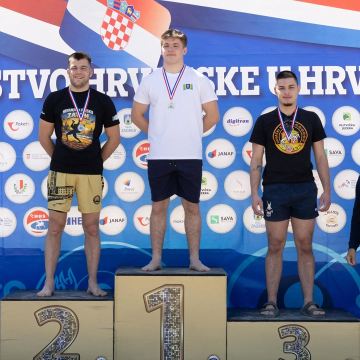 FOTO Hrvači Šibenika uspješni i na pijesku: Osmero s medaljom na Prvenstvu Hrvatske, Klarić seniorski prvak