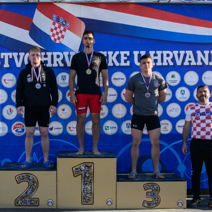 FOTO Hrvači Šibenika uspješni i na pijesku: Osmero s medaljom na Prvenstvu Hrvatske, Klarić seniorski prvak