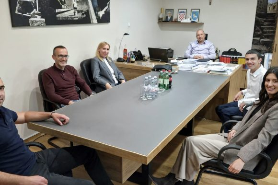 Gradonačelnik Knina primio Filipa Jejinu koji je briljirao na državnom natjecanju iz matematike