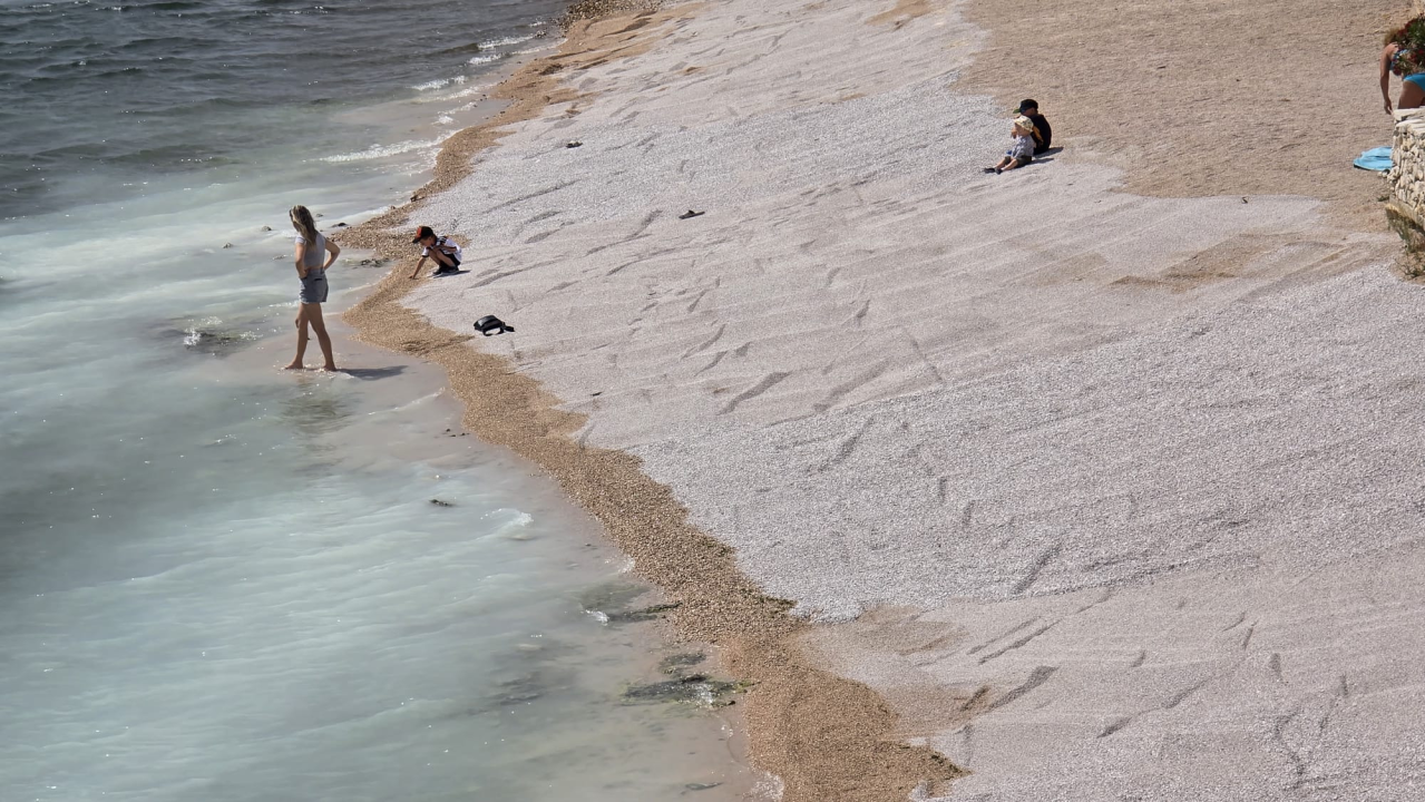 Bager uređuje Banj: More nakratko pobijelilo, ali kupače nije otjeralo s plaže