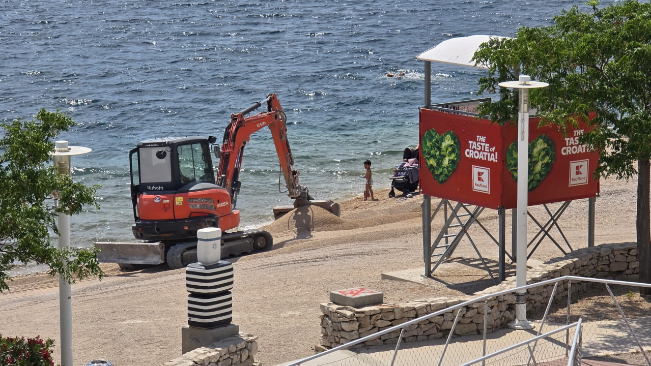 Bager uređuje Banj: More nakratko pobijelilo, ali kupače nije otjeralo s plaže