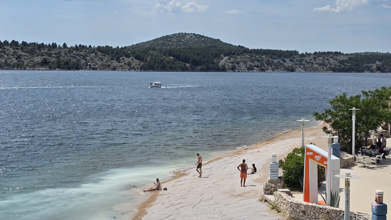 Bager uređuje Banj: More nakratko pobijelilo, ali kupače nije otjeralo s plaže