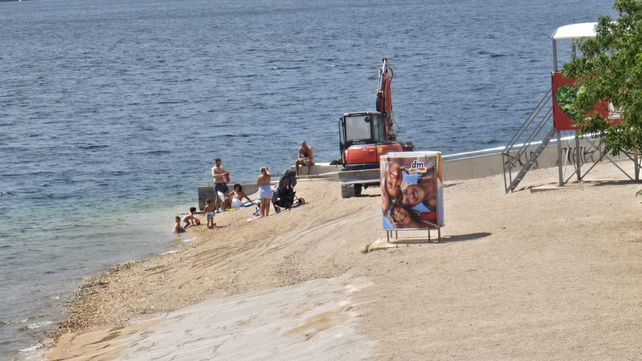 Bager uređuje Banj: More nakratko pobijelilo, ali kupače nije otjeralo s plaže