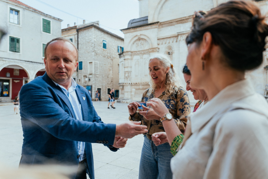 Voda Malih Divova uručila šibenskim vodičima prepoznatljive bedževe