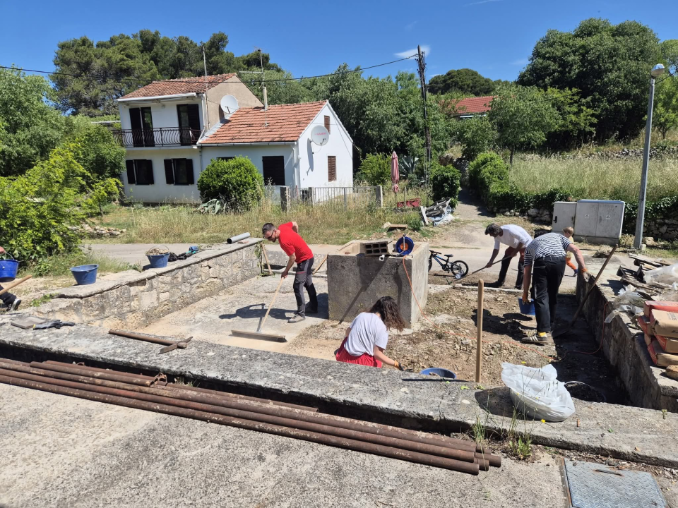 Zlarinjani zasukali rukave: U bunaru pronašli stare madrace, kolica i plastiku 